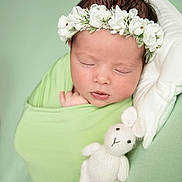 Jade a rejoint le concours — aidez-le/la à gagner de superbes lots ! baby, sleeping, green_blanket, flower_headband, knitted_toy, white_bunny, infant, soft_toy, portrait, peaceful, cuddly, cute, newborn, headband, child, wrapped, resting, indoor, closeup, soft_lighting