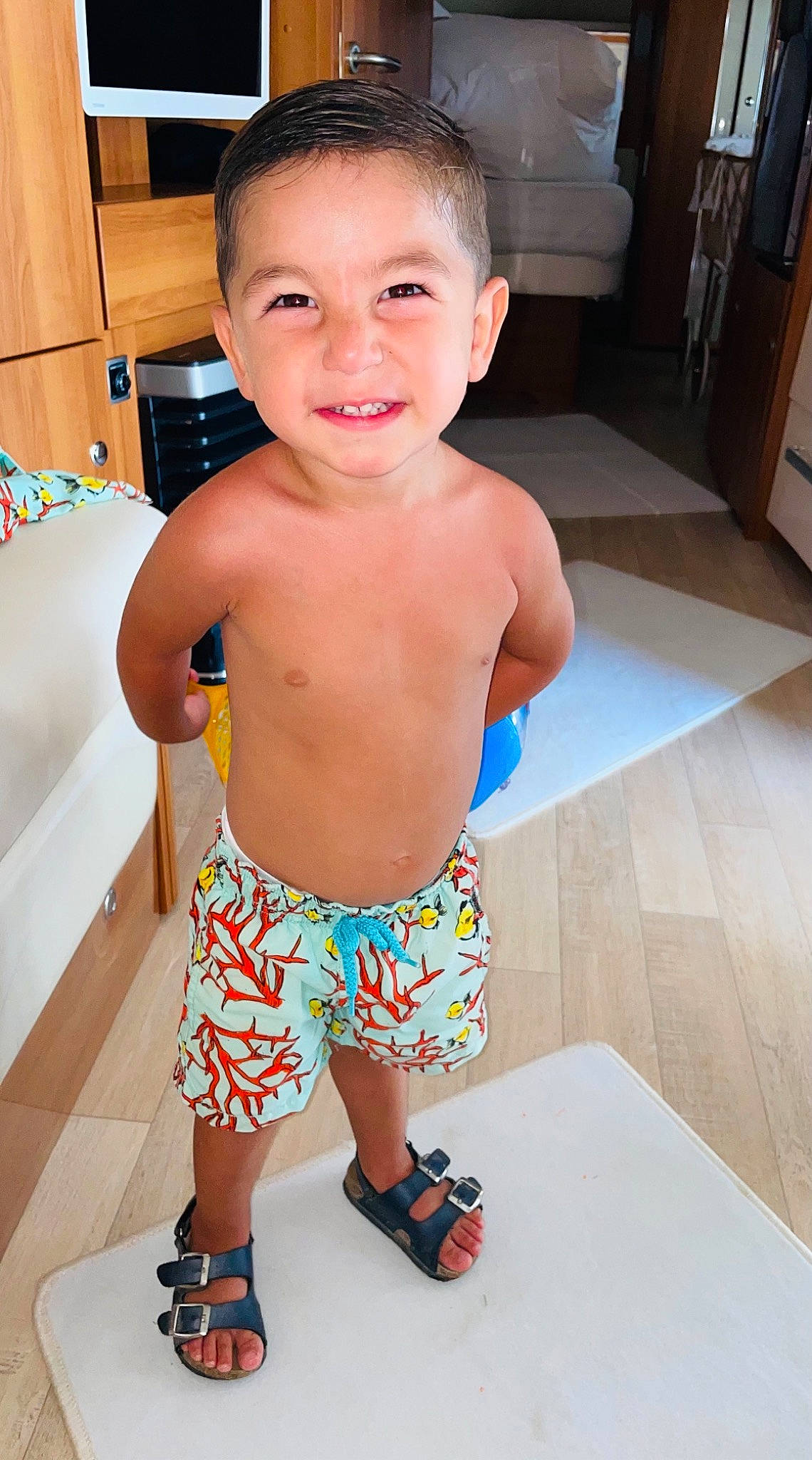 Raphaël participe au concours pour gagner de l'argent avec cette photo : abdomen, baby_toddler_clothing, barechested, chest, child, flooring, fun, happy, head, human_leg, humour, joy, person, sandal, shorts, smile, standing, thigh, toddler, trunk