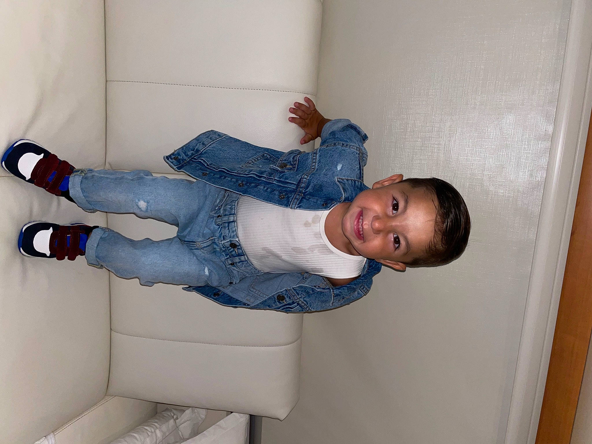 Raphaël participe au concours pour gagner de l'argent avec cette photo : collar, comfort, composite_material, elbow, electric_blue, human_leg, joy, knee, person, plaster, room, sleeve, smile, sock, t_shirt, textile, thigh, wrist