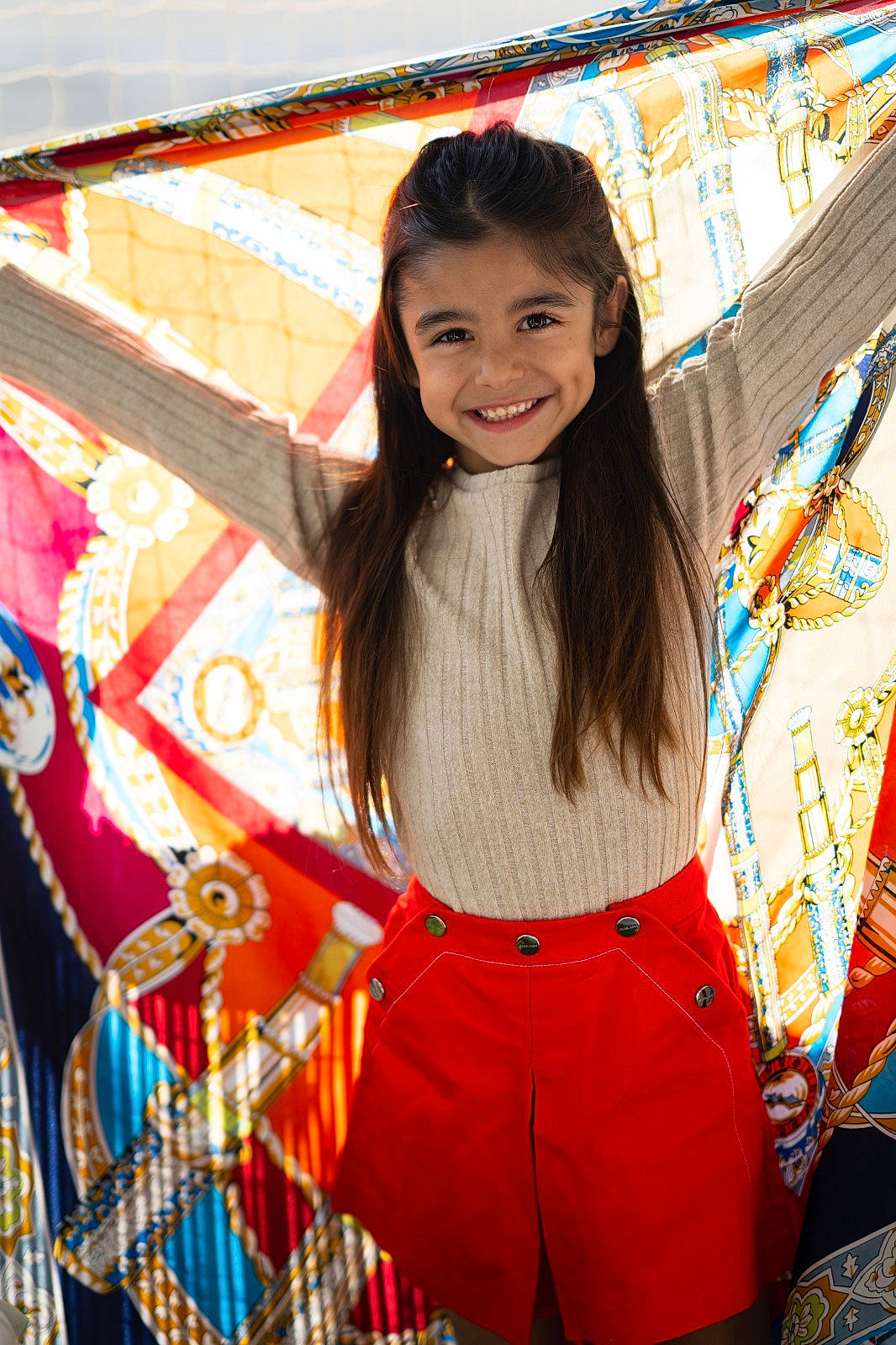 Esmee participe au concours pour gagner de l'argent avec cette photo : black_hair, brown_hair, cool, electric_blue, fashion_design, fun, hair, happy, human, human_leg, joy, leisure, long_hair, pattern, person, smile, summer, t_shirt, thigh, travel