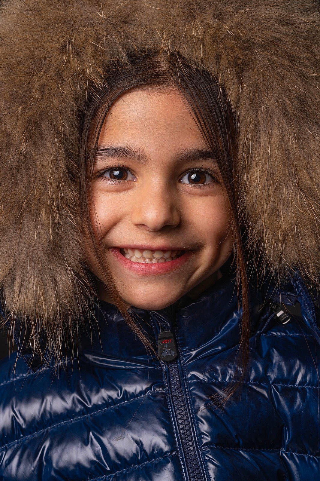 Esmee a rejoint le concours — aidez-le/la à gagner de superbes lots ! animal_product, black, cheek, clothing, eye, eyebrow, fashion, flash_photography, fur_clothing, hair, hairstyle, iris, jacket, joy, lip, nose, outerwear, parka, person, skin