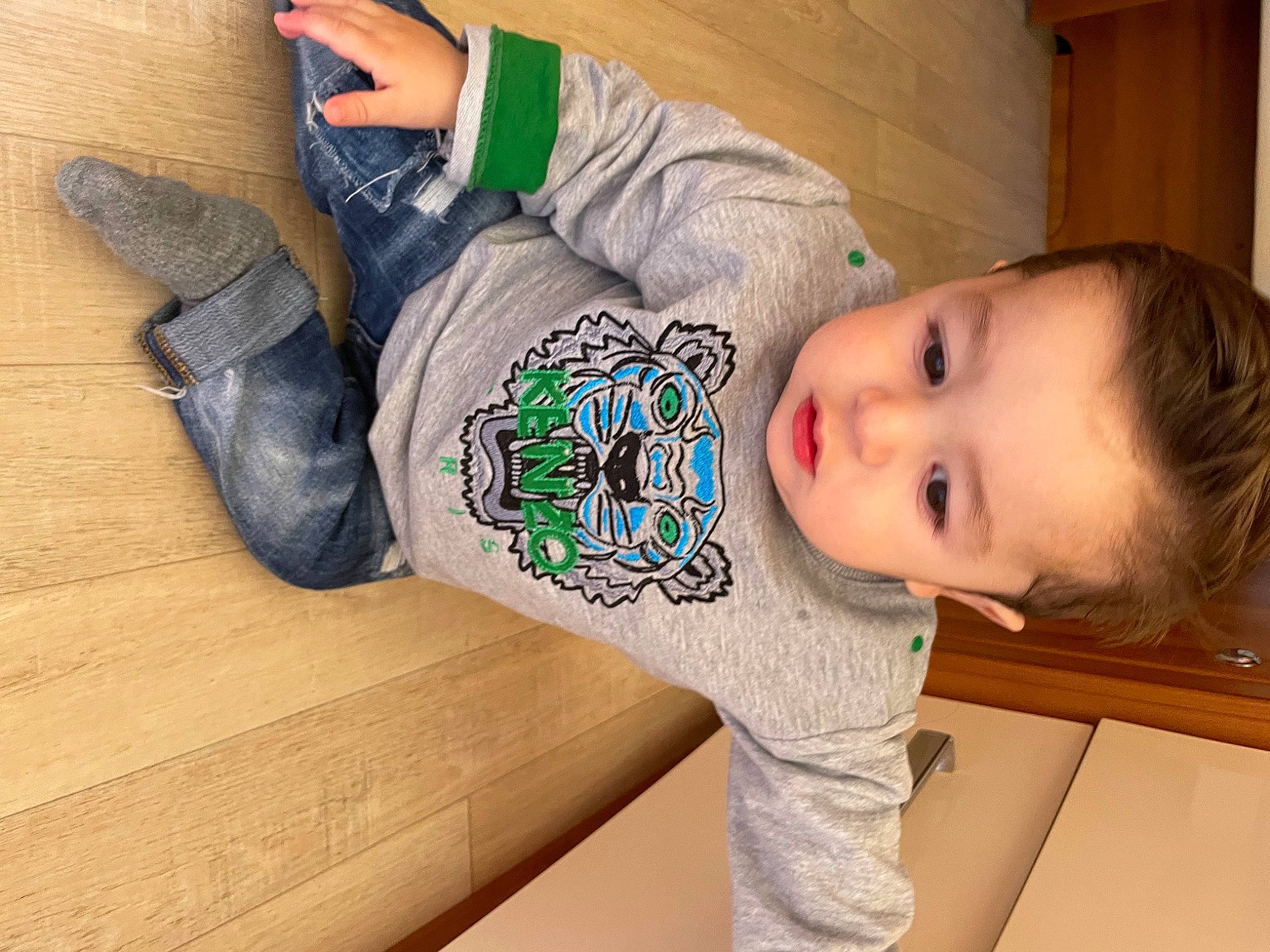 Mylann participe au concours pour gagner de l'argent avec cette photo : baby, baby_toddler_clothing, cheek, child, comfort, elbow, face, flooring, hardwood, head, human_body, mouth, neck, nose, person, room, sitting, skin, sleeve, toddler