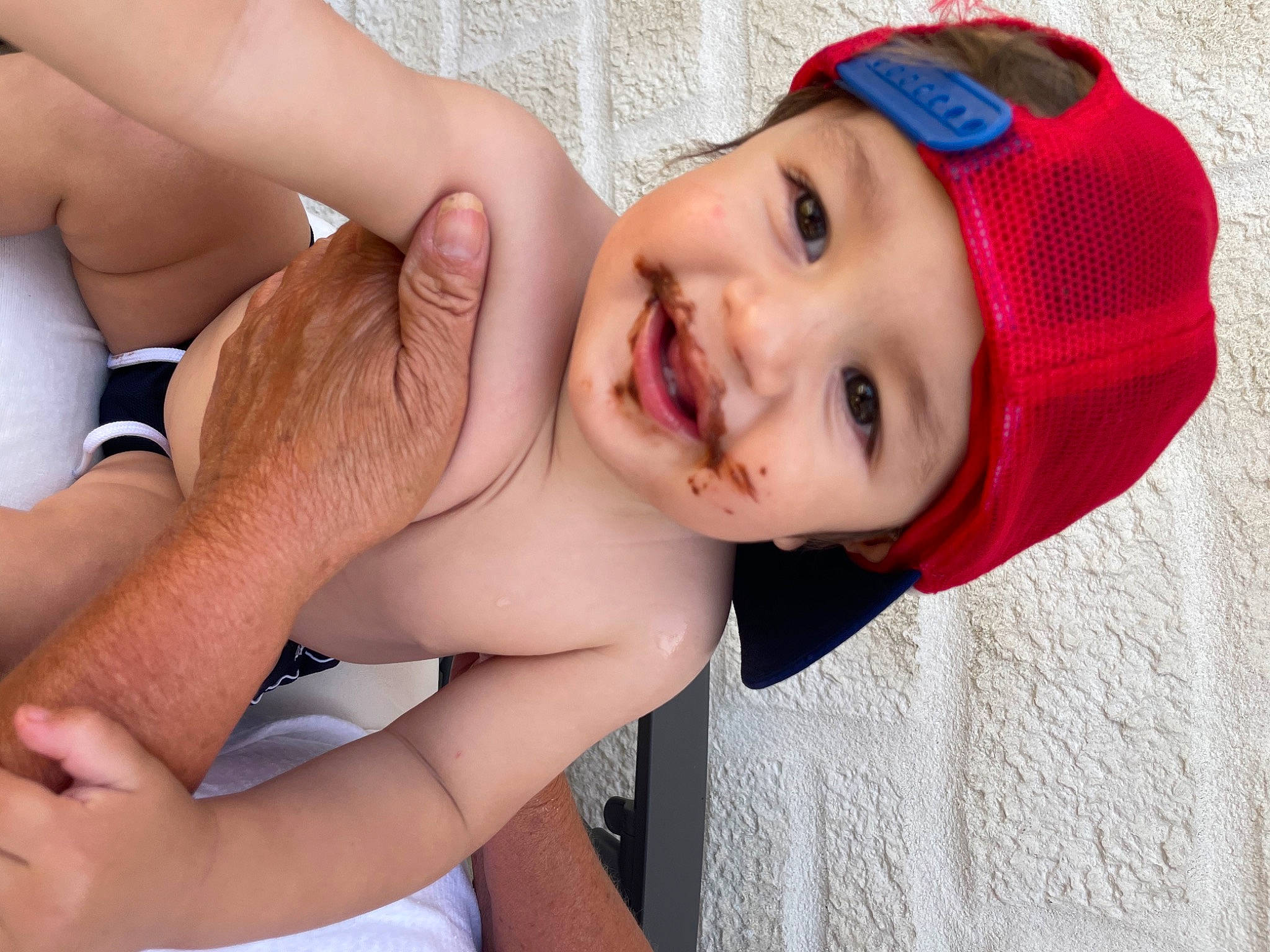 Mylann a rejoint le concours — aidez-le/la à gagner de superbes lots ! baby, cap, elbow, eye, face, gesture, happy, hat, headwear, human_body, joy, lip, mouth, muscle, neck, nose, person, skin, smile, sun_hat