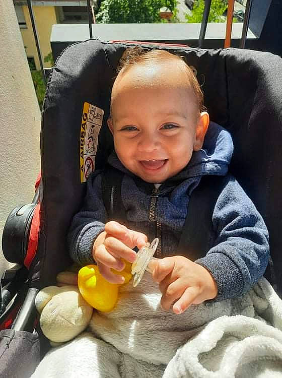 Liam a rejoint le concours — aidez-le/la à gagner de superbes lots ! auto_part, baby, baby_products, baby_toddler_clothing, car_seat, cheek, child, comfort, eye, facial_expression, fun, happy, head, joy, person, plastic_bottle, sitting, skin, smile, thumb