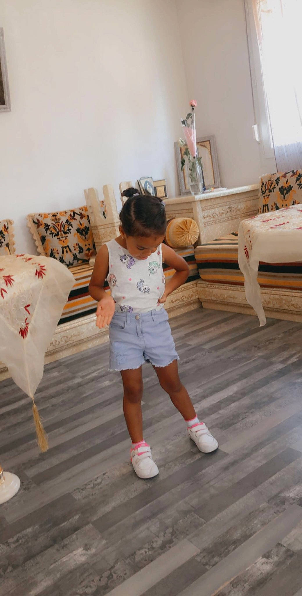 Inaya a rejoint le concours — aidez-le/la à gagner de superbes lots ! abdomen, child, dance, floor, flooring, footwear, hardwood, laminate_flooring, leg, person, play, room, shoe, shoulder, table, toddler, trunk, waist, white, wood