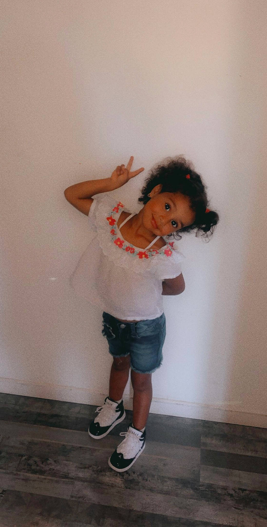 Inaya participe au concours pour gagner de l'argent avec cette photo : child, footwear, fun, hip, joint, joy, knee, leg, person, shoe, shoulder, standing, t_shirt, toddler, trunk, white