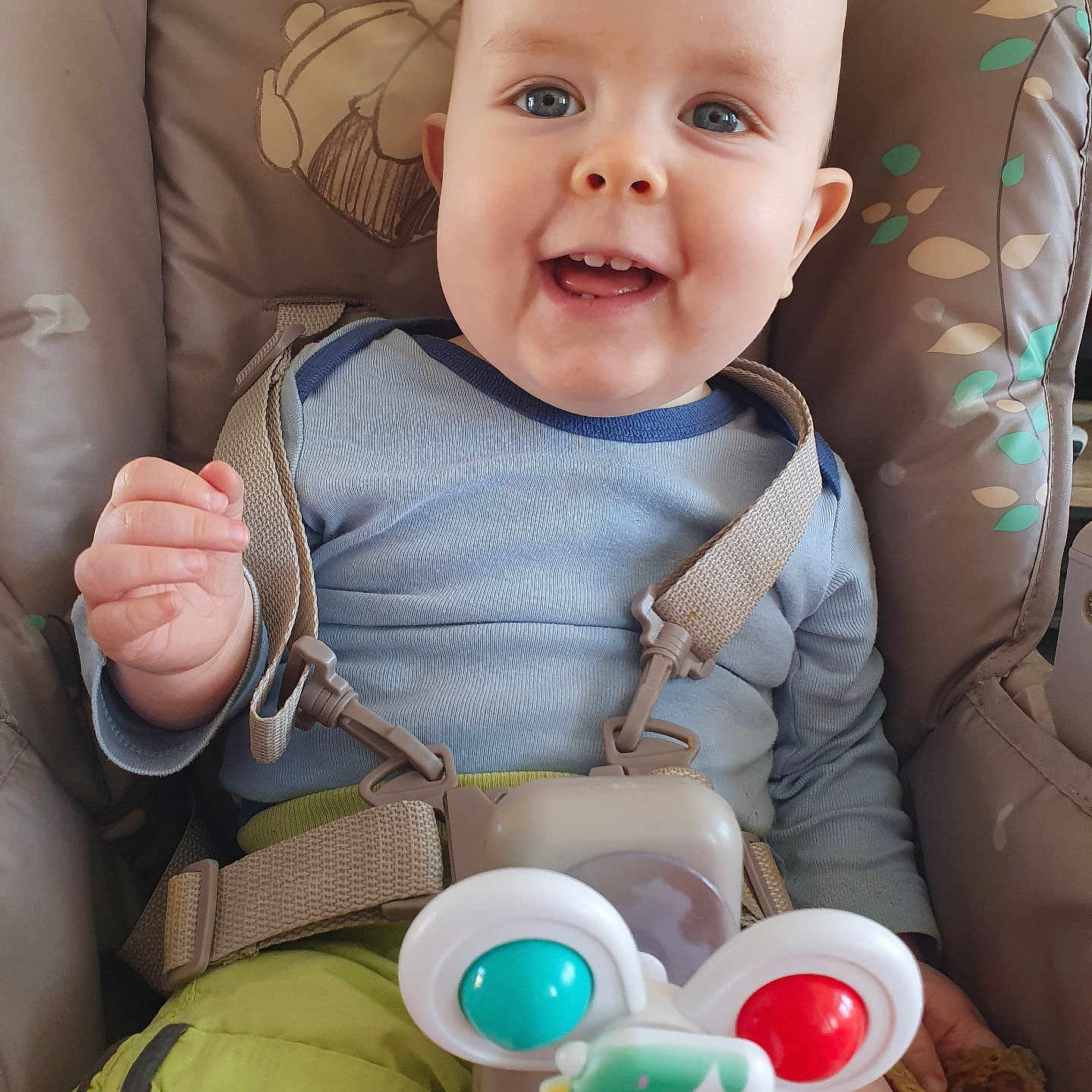 Gaspard a rejoint le concours — aidez-le/la à gagner de superbes lots ! baby, blue_shirt, cheerful, child, closeup, cute, face, green_shorts, hand, happy, high_chair, indoors, infant, person, playful, seat, seatbelt, smile, snack, toy