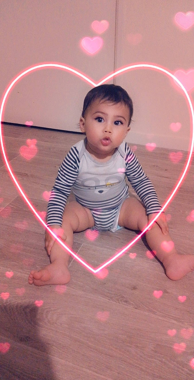 Elona a rejoint le concours — aidez-le/la à gagner de superbes lots ! baby, child, fun, happy, hula_hoop, light, person, pink, skin, smile, surprise, toddler