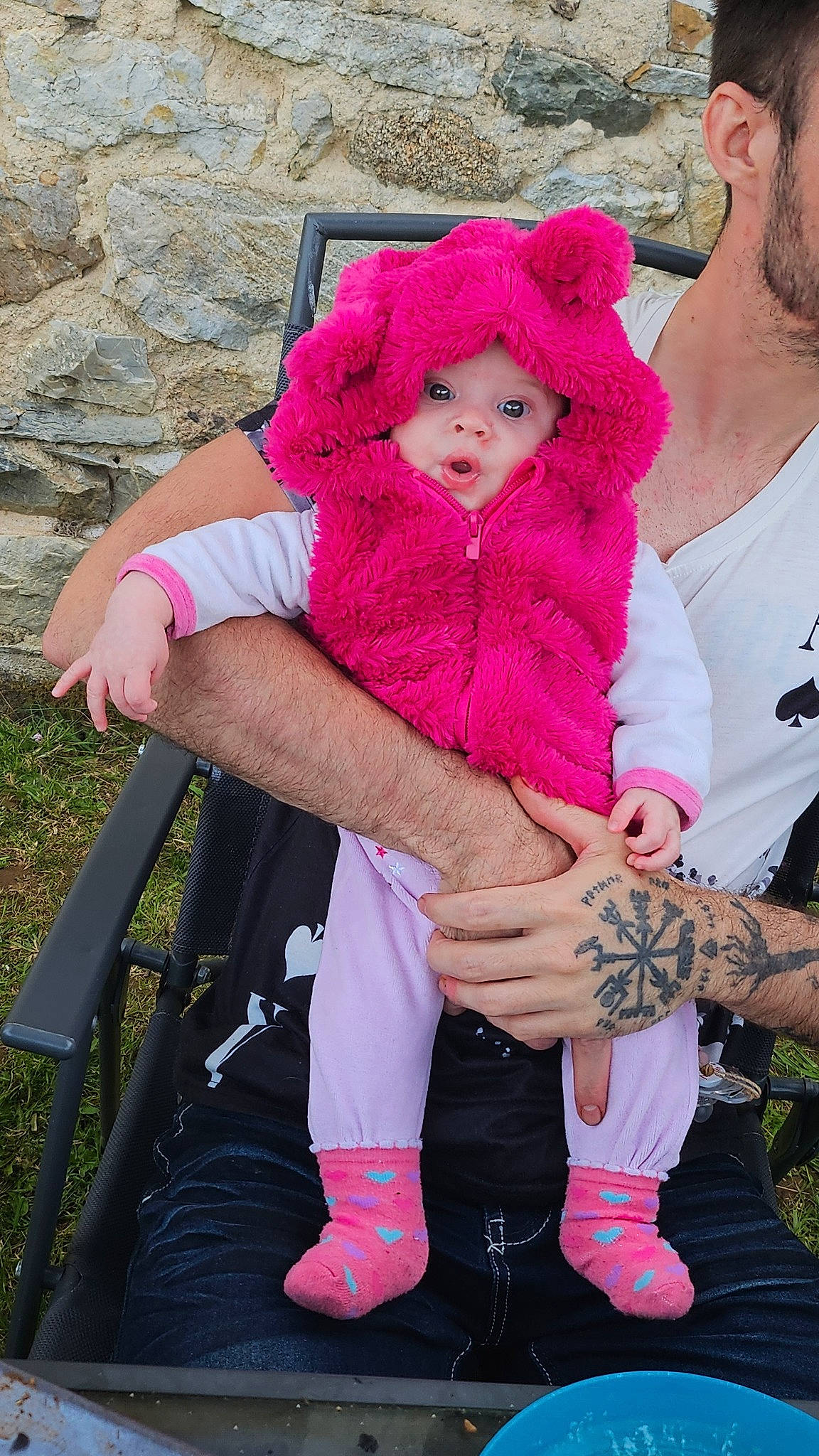 Talya a rejoint le concours — aidez-le/la à gagner de superbes lots ! baby, baby_carriage, baby_products, cap, child, cool, fashion_accessory, finger, grass, headwear, human_leg, knee, lap, magenta, pattern, person, pink, purple, sleeve, sock