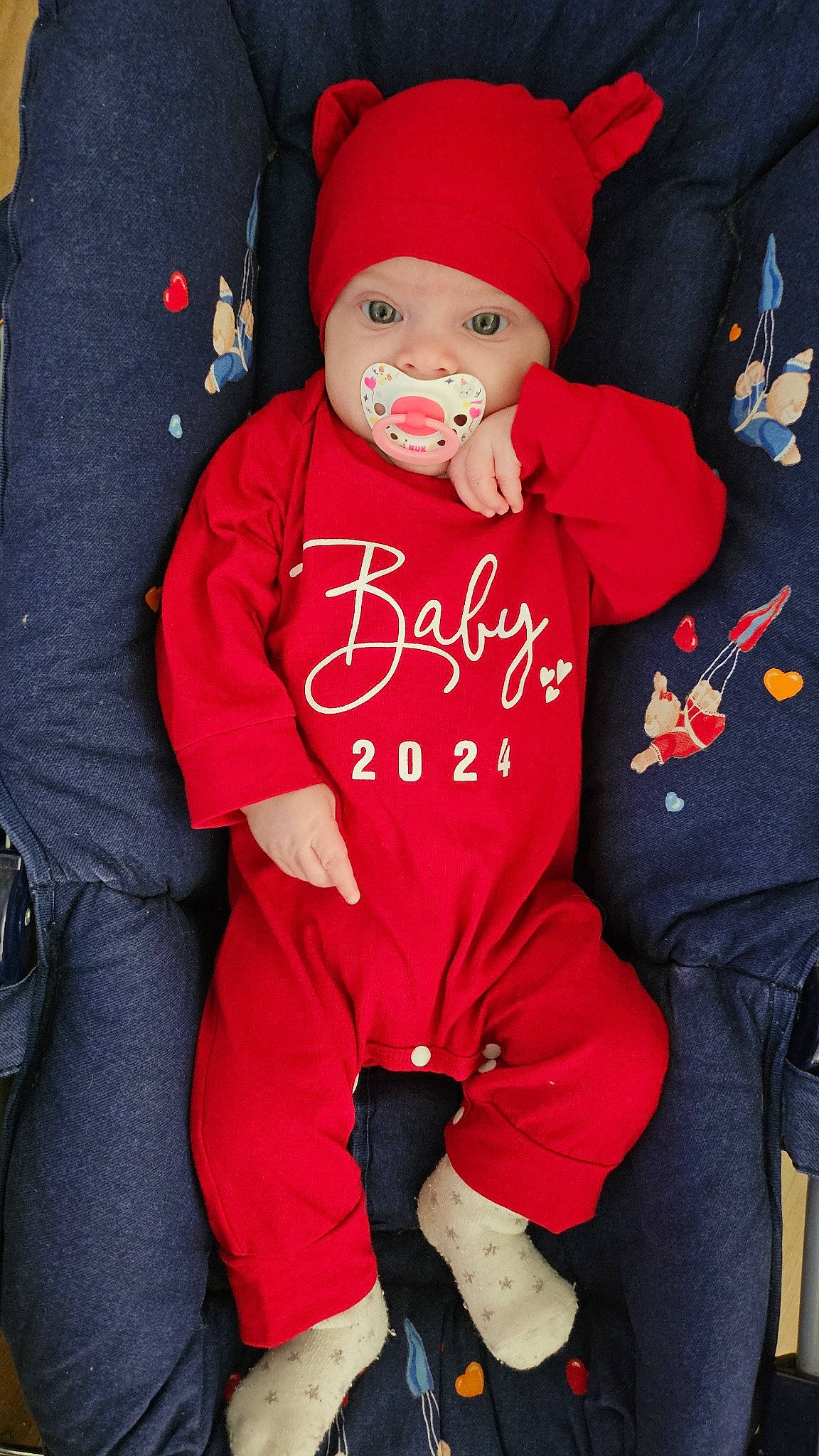 Talya participe au concours pour gagner de l'argent avec cette photo : baby, baby_products, baby_toddler_clothing, cap, carmine, child, cool, costume_hat, electric_blue, hat, headgear, headwear, holiday, hood, human_body, jersey, person, red, sleeve, sportswear