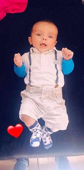 Ayden participe au concours pour gagner de l'argent avec cette photo : baby, baby_toddler_clothing, cheek, child, collar, dress_shirt, electric_blue, eye, fun, gesture, happy, head, outerwear, pattern, person, pink, skin, sleeve, thumb, toddler