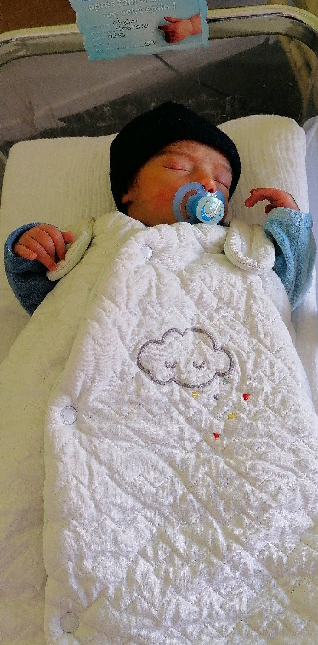 Ayden participe au concours pour gagner de l'argent avec cette photo : baby, baby_products, baby_safety, baby_sleeping, baby_toddler_clothing, bedding, cheek, child, comfort, head, health_care, infant_bed, linens, medical, person, room, skin, sleeve, textile, toddler