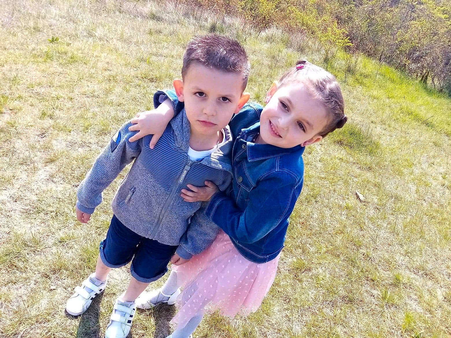 Melyna participe au concours pour gagner de l'argent avec cette photo : baby_toddler_clothing, boot, child, event, face, fun, grass, grass_family, grassland, happy, joy, lawn, leisure, meadow, people_in_nature, person, plant, recreation, sitting, soil