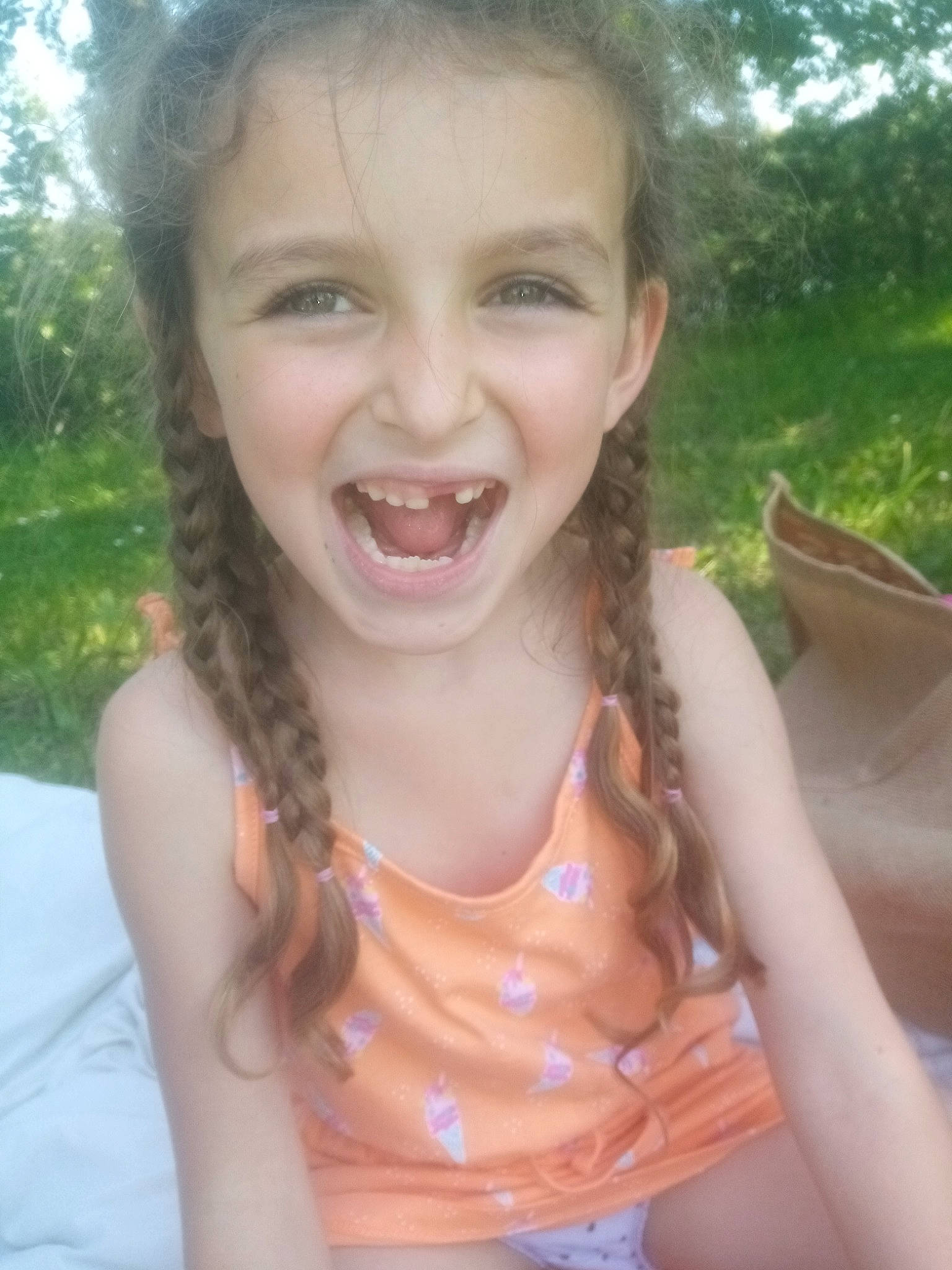 Melyna participe au concours pour gagner de l'argent avec cette photo : active_tank, cheek, chin, eyelash, hair, hairstyle, happy, iris, jaw, joy, lip, mammal, mouth, neck, nose, people_in_nature, person, plant, skin, smile