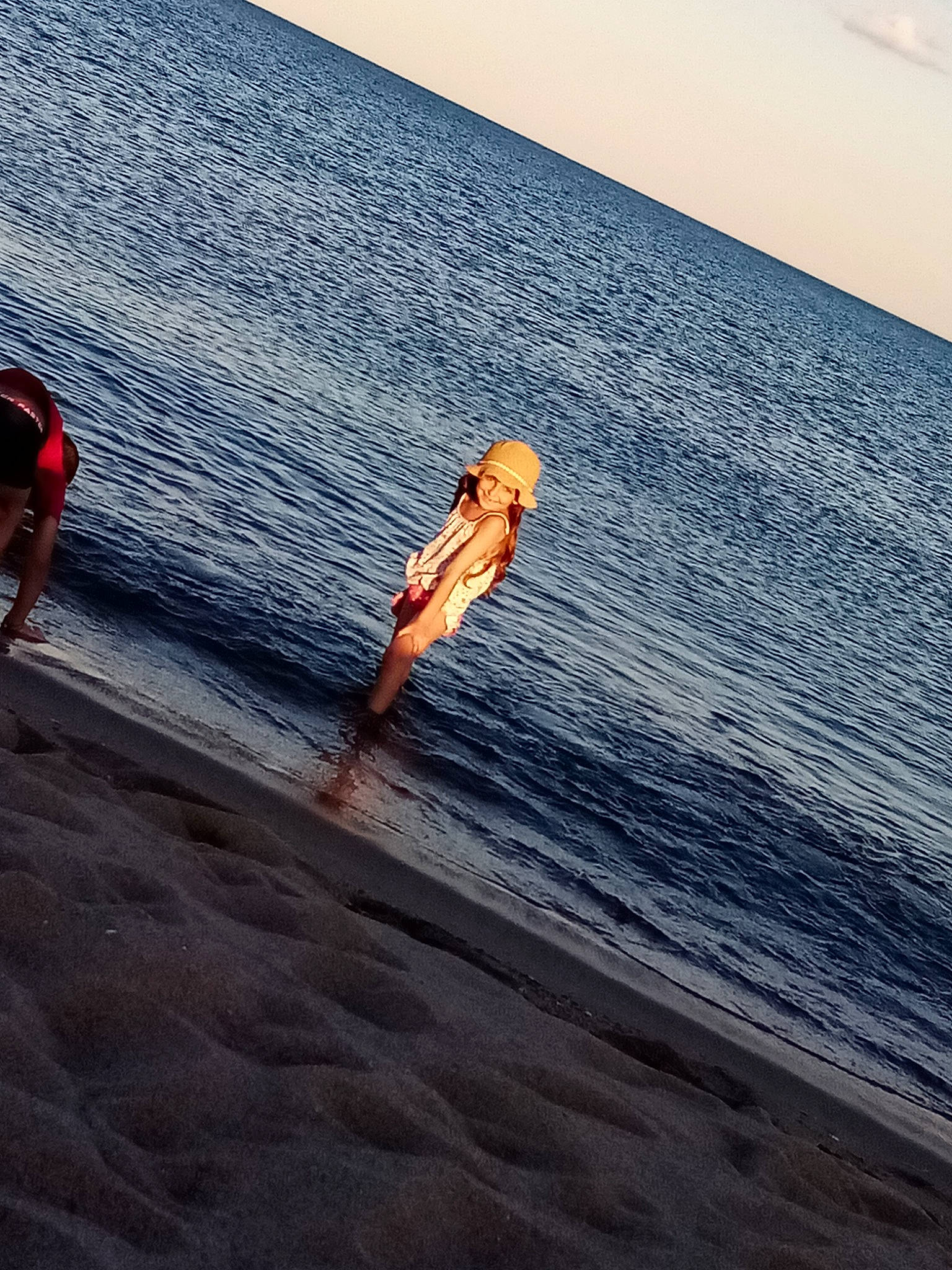 Melyna participe au concours pour gagner de l'argent avec cette photo : art, balance, beach, body_of_water, coastal_and_oceanic_landforms, fun, happy, headwear, horizon, joy, lake, landscape, leisure, people_in_nature, person, recreation, sand, seabird, sky, water