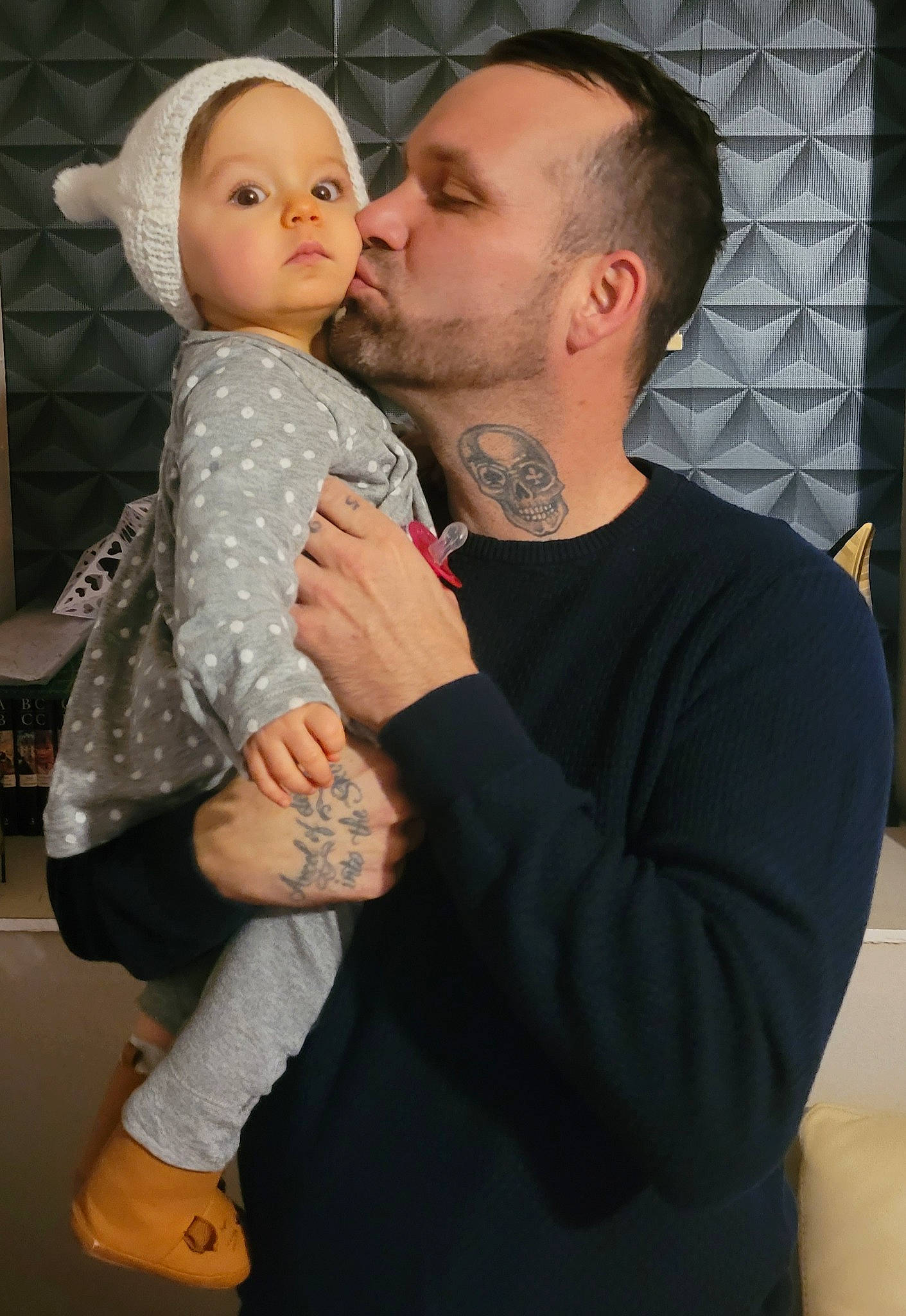 Inès participe au concours pour gagner de l'argent avec cette photo : arm, cool, event, face, fashion_design, flash_photography, fun, gesture, hairstyle, hand, happy, head, hug, jewellery, joint, kiss, lip, neck, organ, person