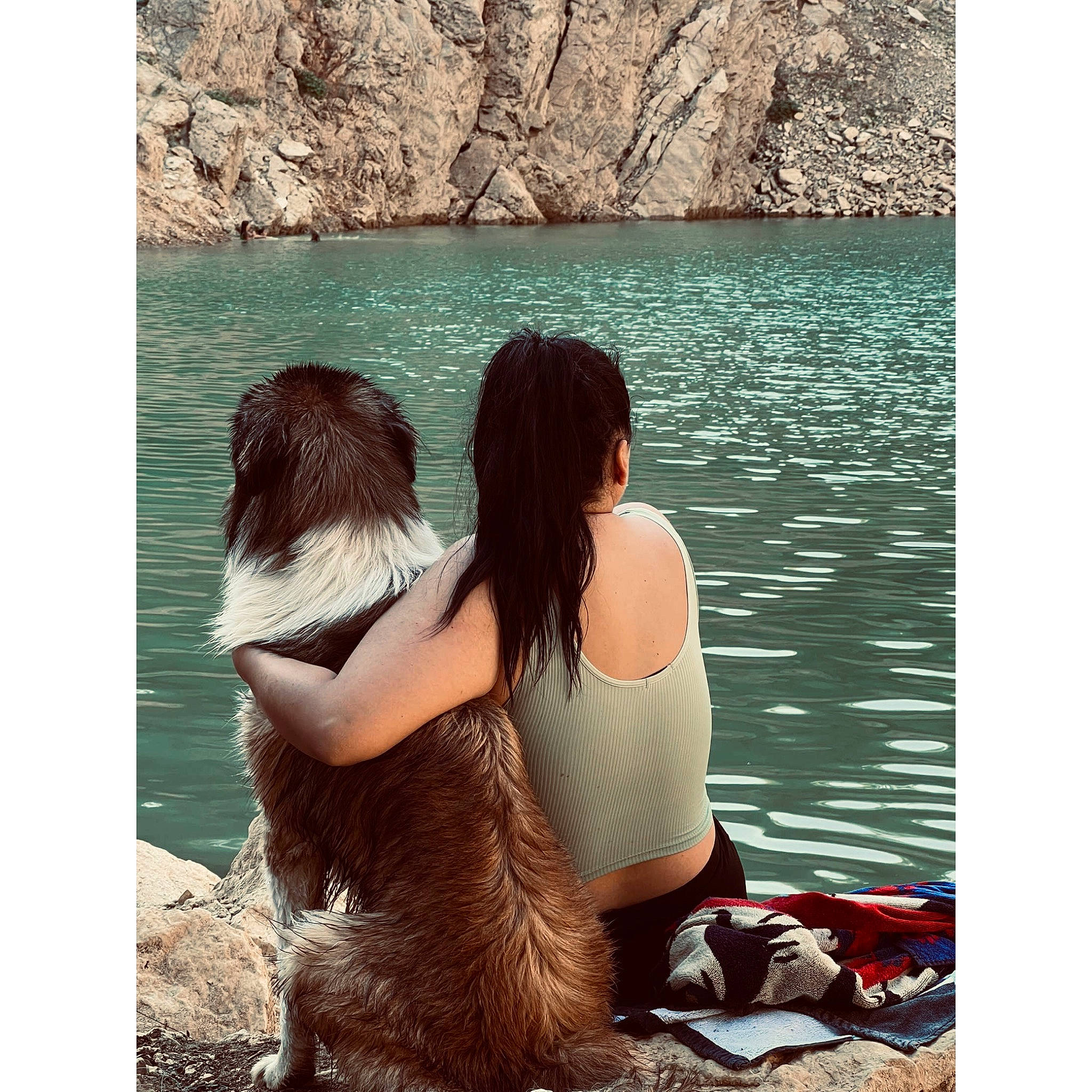 Saïko participe au concours pour gagner de l'argent avec cette photo : beauty, flash_photography, fun, gesture, grass, happy, lake, landscape, leisure, long_hair, people_in_nature, recreation, reflection, rock, romance, sitting, stock_photography, travel, tree, water