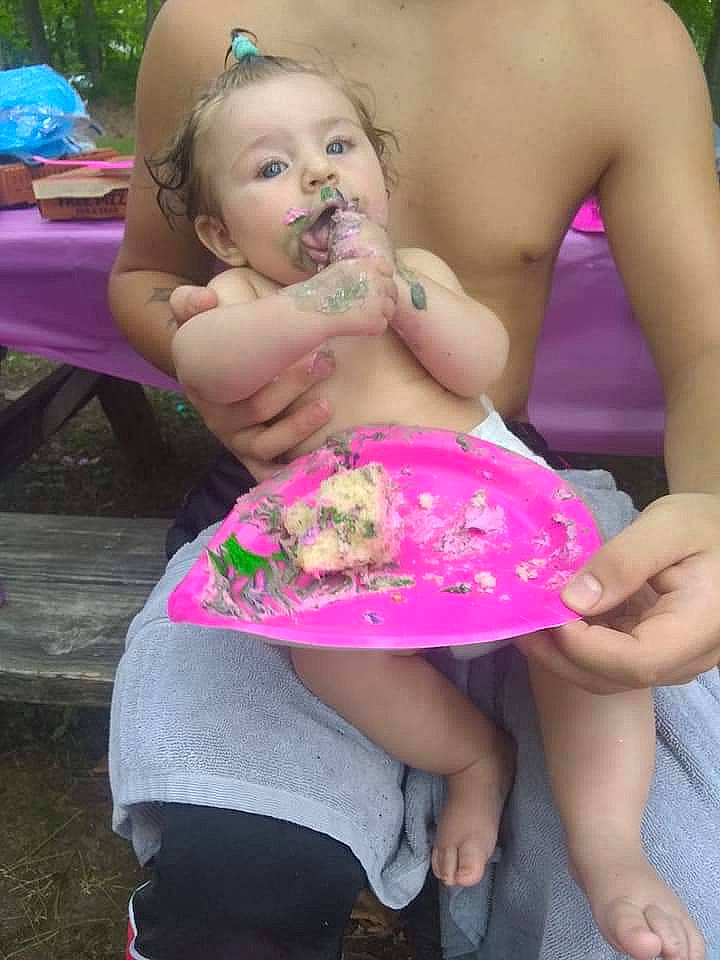 Autumn is registered to the contest to win money with this photo: abdomen, child, leg, person, toddler