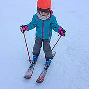 Laia a rejoint le concours — aidez-le/la à gagner de superbes lots ! child, skiing, snow, winter, helmet, ski_poles, jacket, gloves, ski_boots, ski_resort, snowy, outdoor, young_child, sports, recreation, cold_weather, scarf, ski_pants, beginners, activity