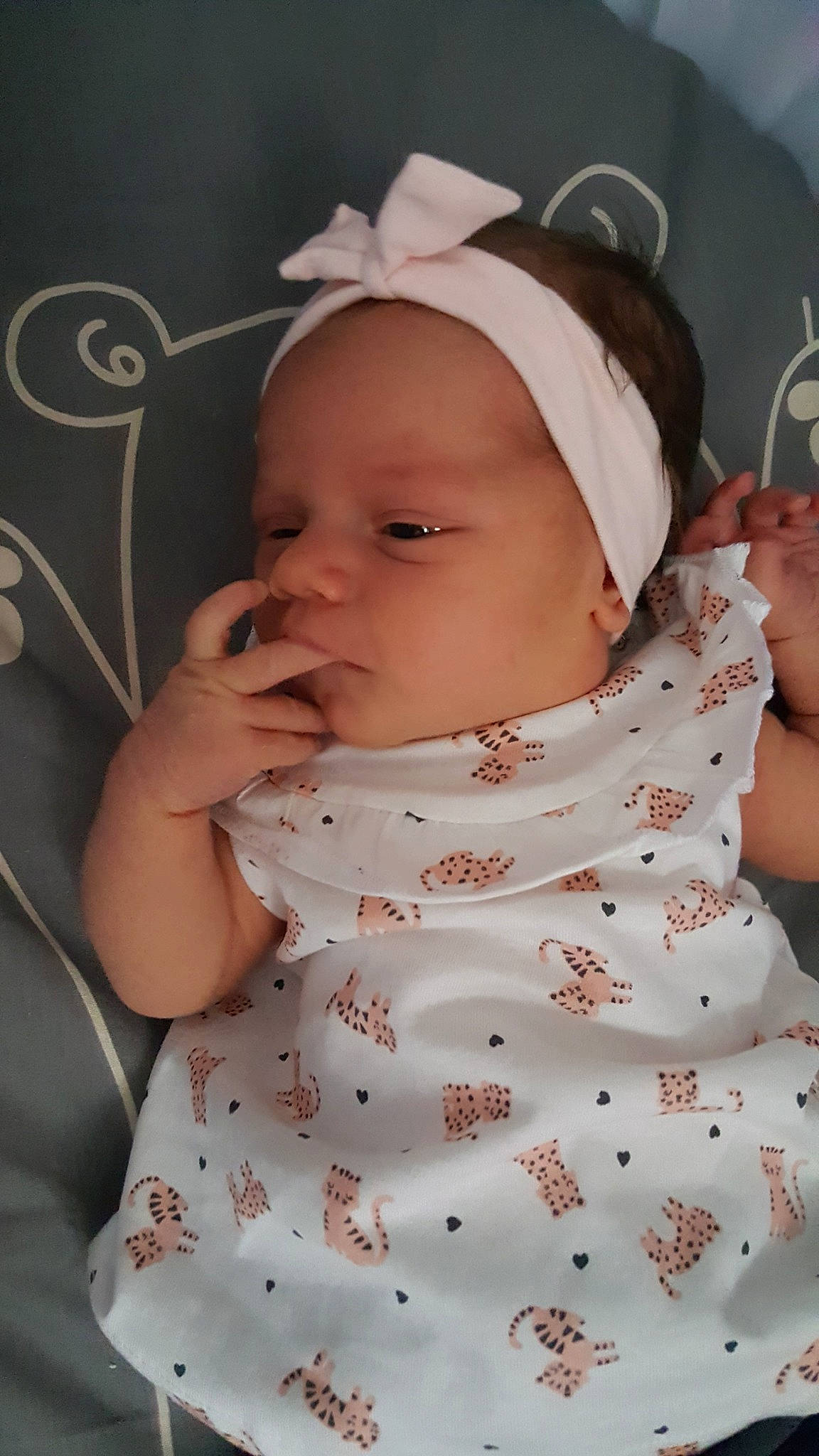 Lénna participe au concours pour gagner de l'argent avec cette photo : baby, cheek, child, ear, hair_accessory, head, headband, headgear, person, skin, toddler