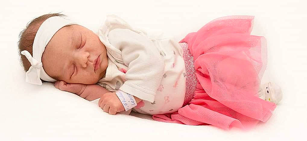 Lénna participe au concours pour gagner de l'argent avec cette photo : baby, baby_sleeping, bedtime, child, comfort, nap, person, pink, product, sleep, toddler