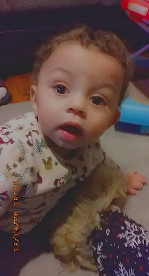 Giovani is registered to the contest to win money with this photo: baby, baby_toddler_clothing, blond, cheek, child, chin, eyebrow, eyelash, forehead, hairstyle, iris, lip, organ, person, skin, surprise, toddler, yellow