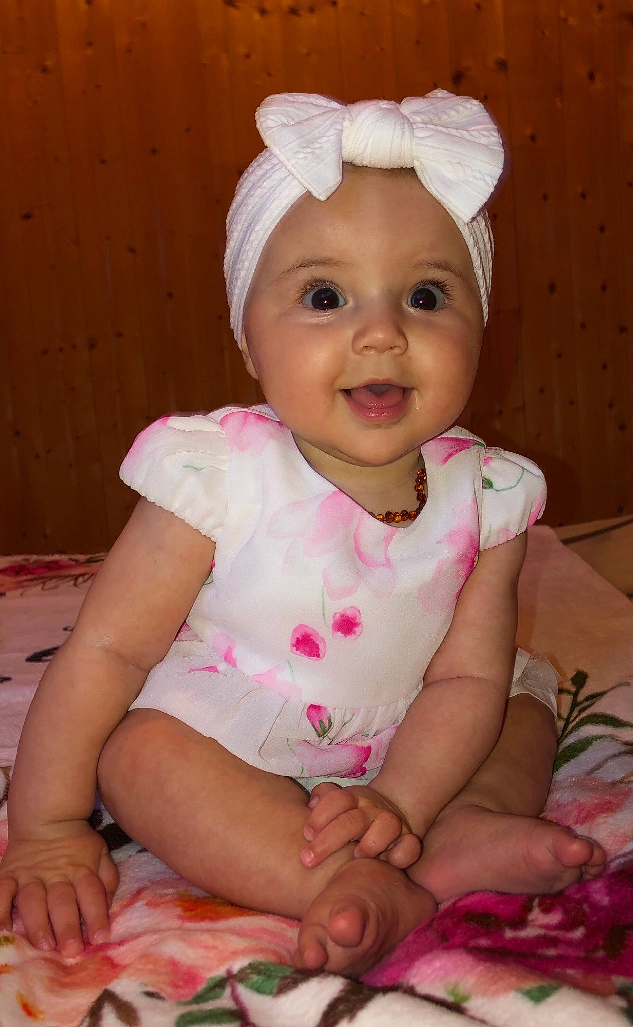 Meïvy a rejoint le concours — aidez-le/la à gagner de superbes lots ! baby, baby_toddler_clothing, cap, cheek, child, dress, face, facial_expression, happy, hat, head, headband, headwear, magenta, person, pink, skin, sleeve, smile, textile