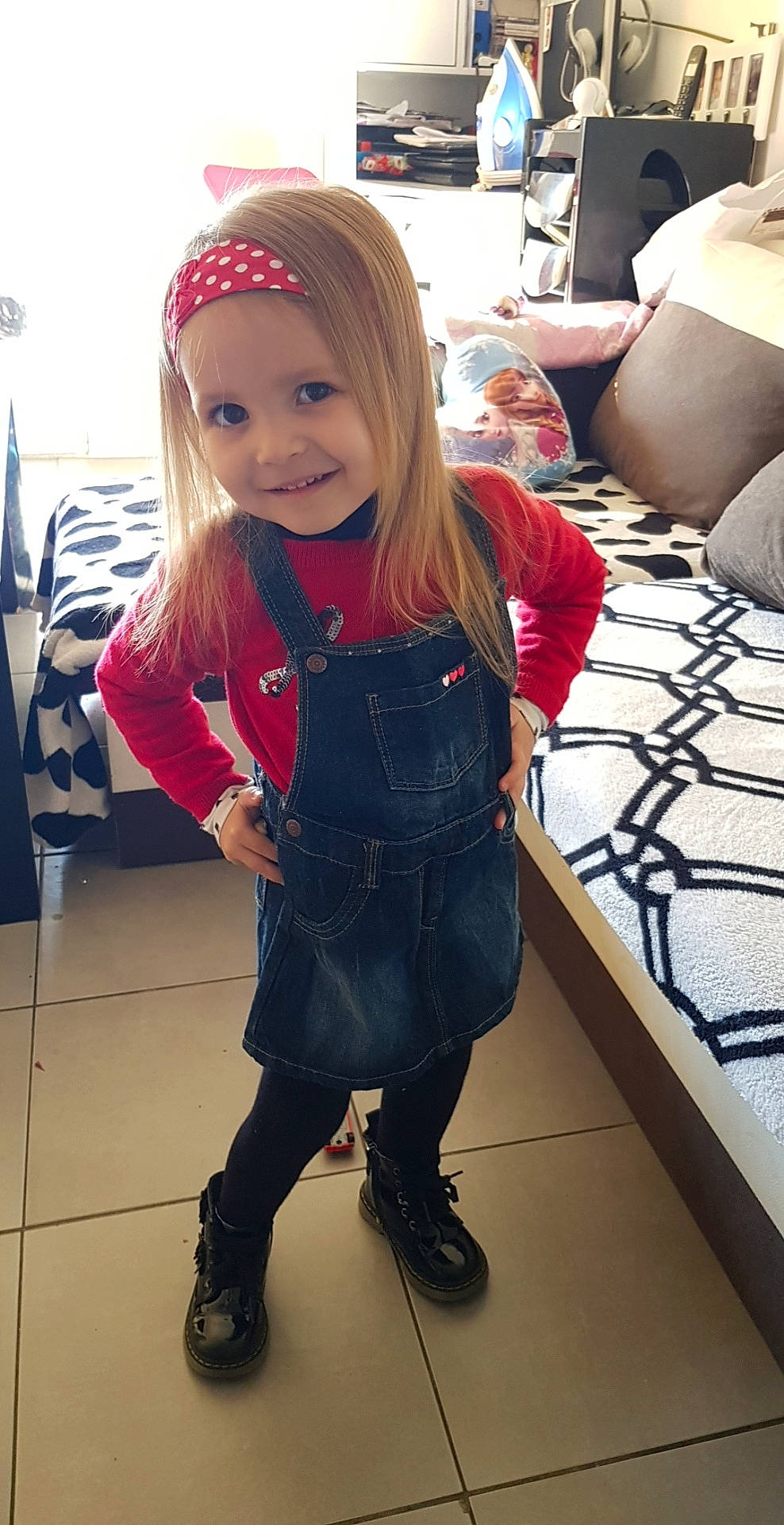 Maelya participe au concours pour gagner de l'argent avec cette photo : abdomen, blond, child, clothing, denim, fashion, fashion_accessory, footwear, headgear, human_leg, jeans, joy, knee, leg, long_hair, person, shoe, thigh, tights, toddler