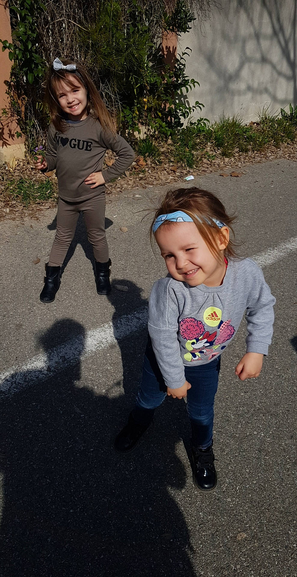 Maelya a rejoint le concours — aidez-le/la à gagner de superbes lots ! child, fun, jeans, joy, leaf, leg, people, person, plant, play, recreation, smile, toddler, tree, vacation