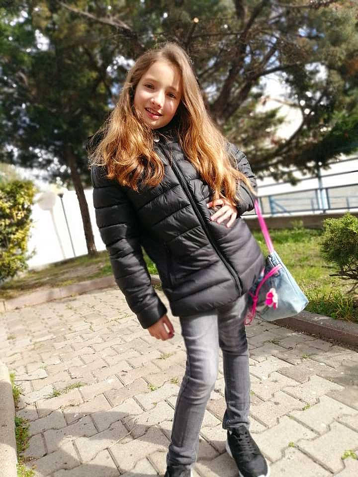 Louna participe au concours pour gagner de l'argent avec cette photo : boot, clothing, fashion, footwear, fur, jacket, jeans, joint, joy, knee, knee_high_boot, leather, leather_jacket, leggings, outerwear, person, shoe, snapshot, street_fashion, textile