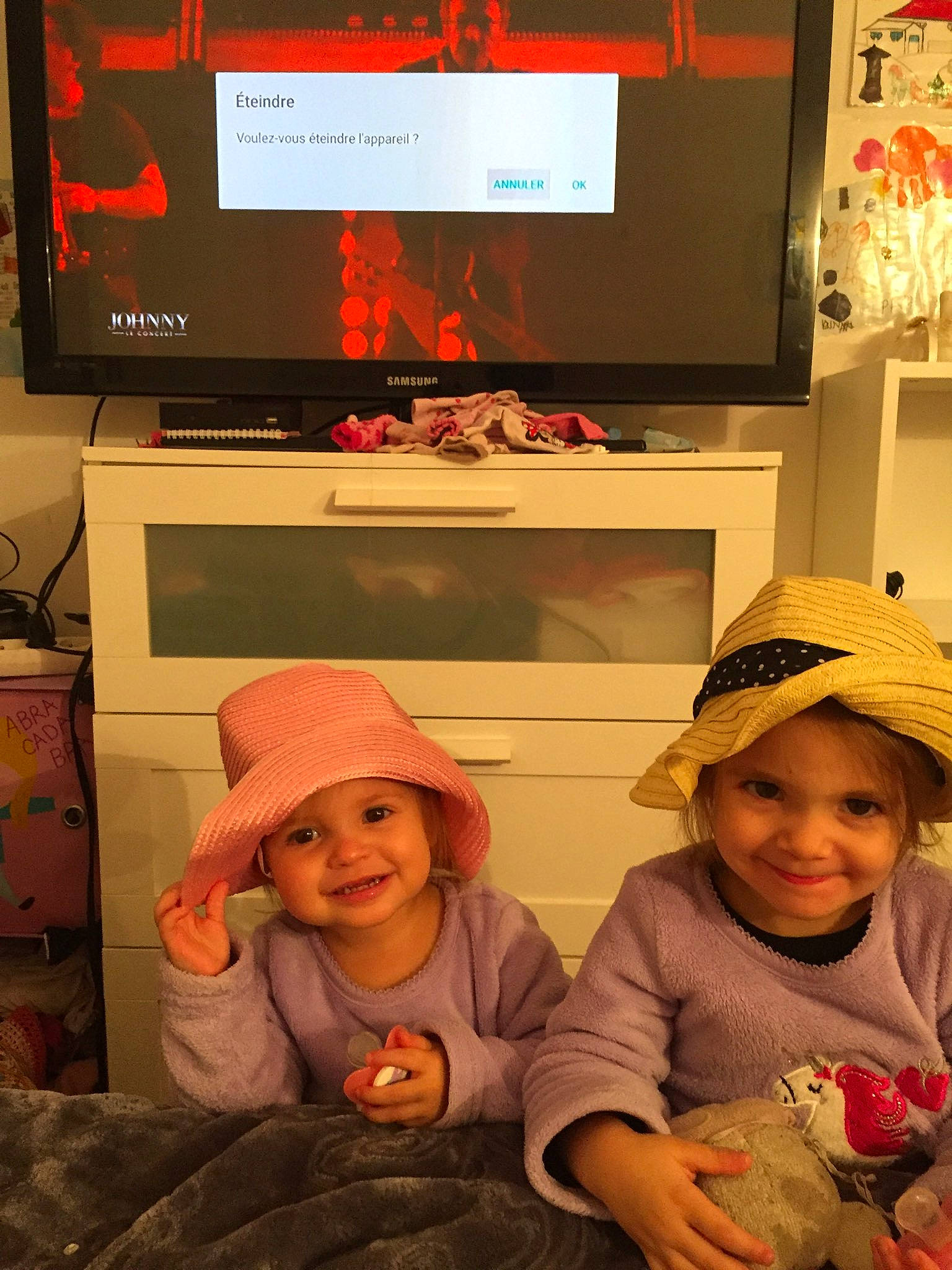 Maelya participe au concours pour gagner de l'argent avec cette photo : child, daughter, electronic_device, electronics, family, fun, headwear, joy, media, person, smile, technology, vacation