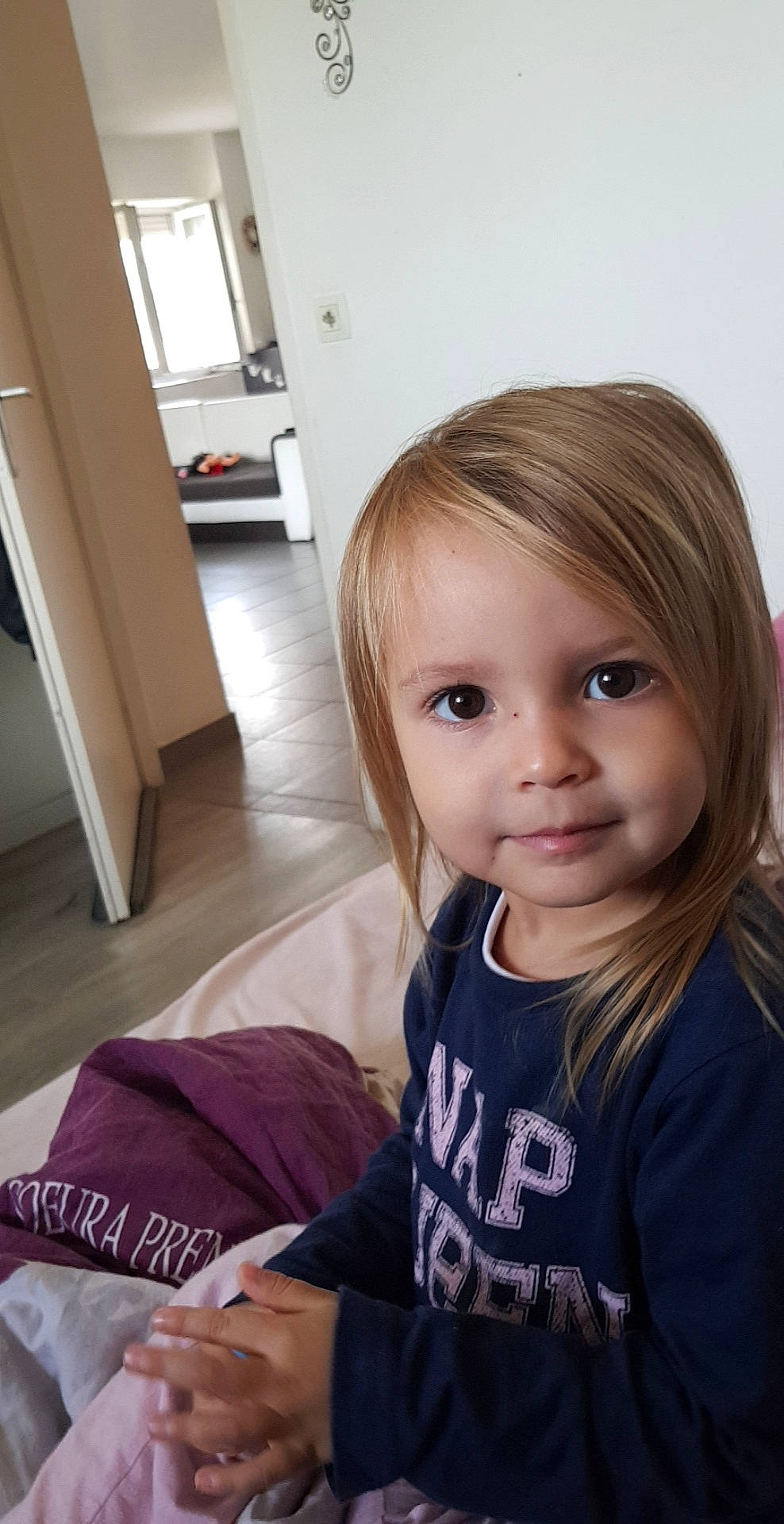 Maelya participe au concours pour gagner de l'argent avec cette photo : blond, brown_hair, cheek, child, child_model, face, hair, hair_coloring, hairstyle, long_hair, person, smile, toddler