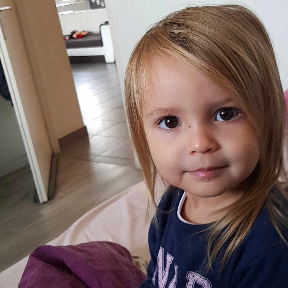 Maelya participe au concours pour gagner de l'argent avec cette photo : blond, brown_hair, cheek, child, child_model, face, hair, hair_coloring, hairstyle, long_hair, person, smile, toddler