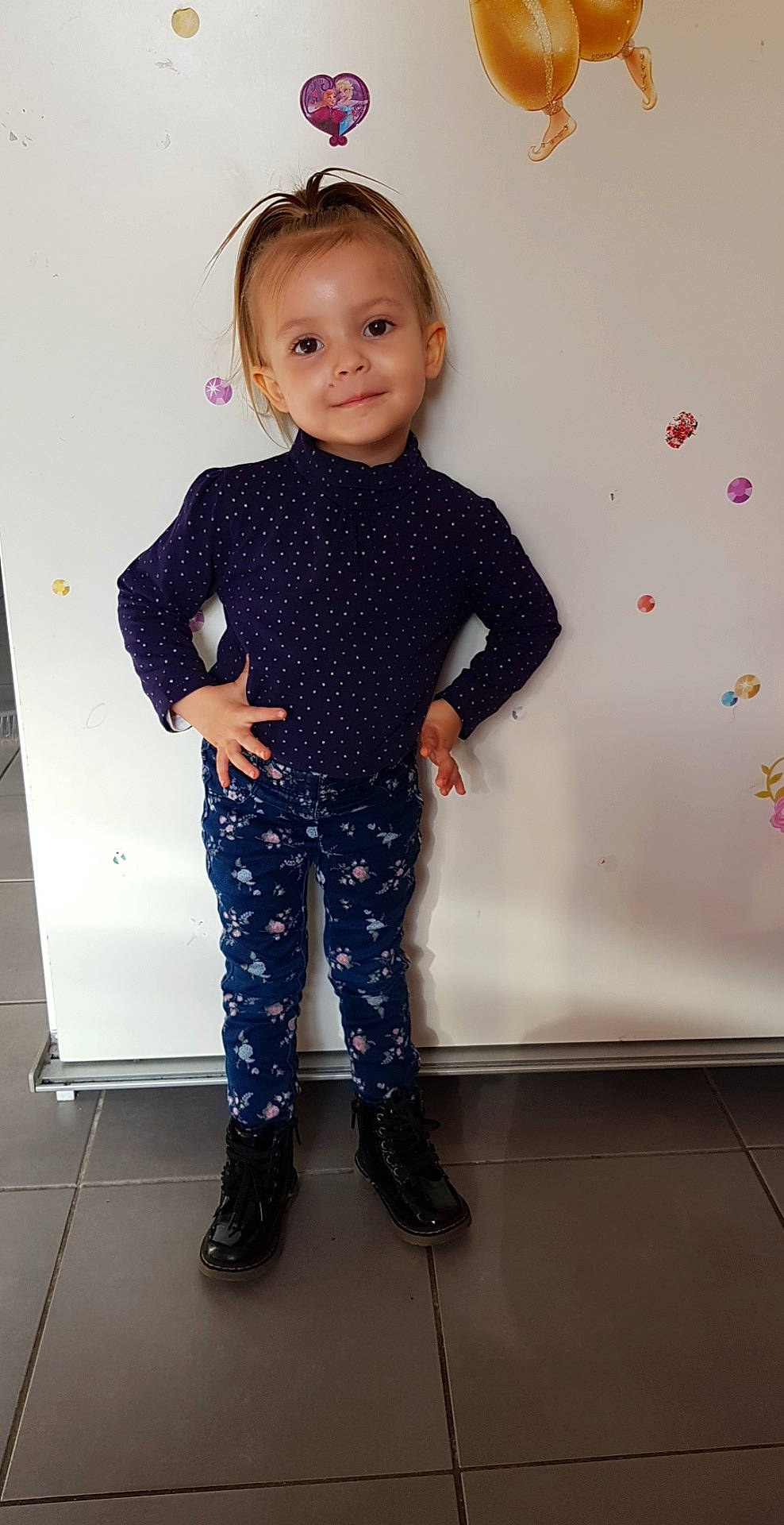 Maelya participe au concours pour gagner de l'argent avec cette photo : baby, child, clothing, footwear, jeans, leggings, outerwear, pattern, person, shoe, sleeve, smile, standing, t_shirt, toddler, trousers