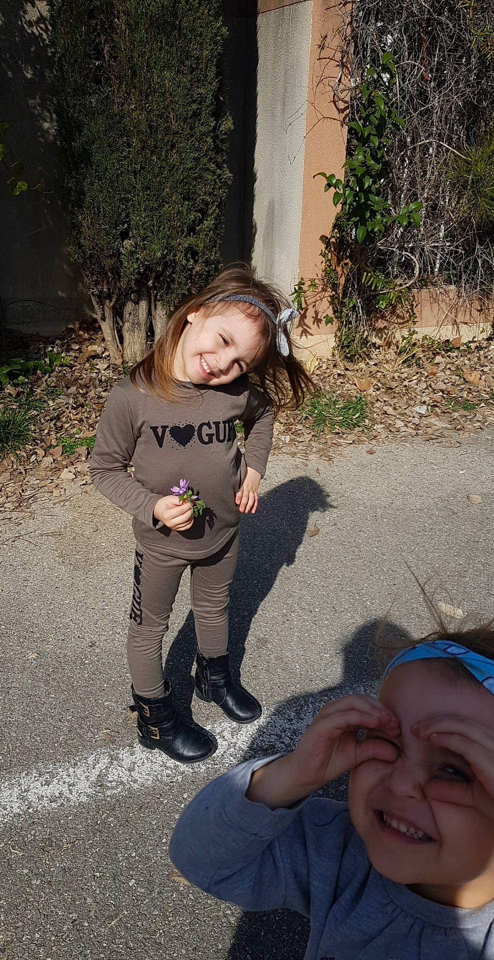 Leyna participe au concours pour gagner de l'argent avec cette photo : child, fawn, fun, grass, joy, person, photography, plant, smile