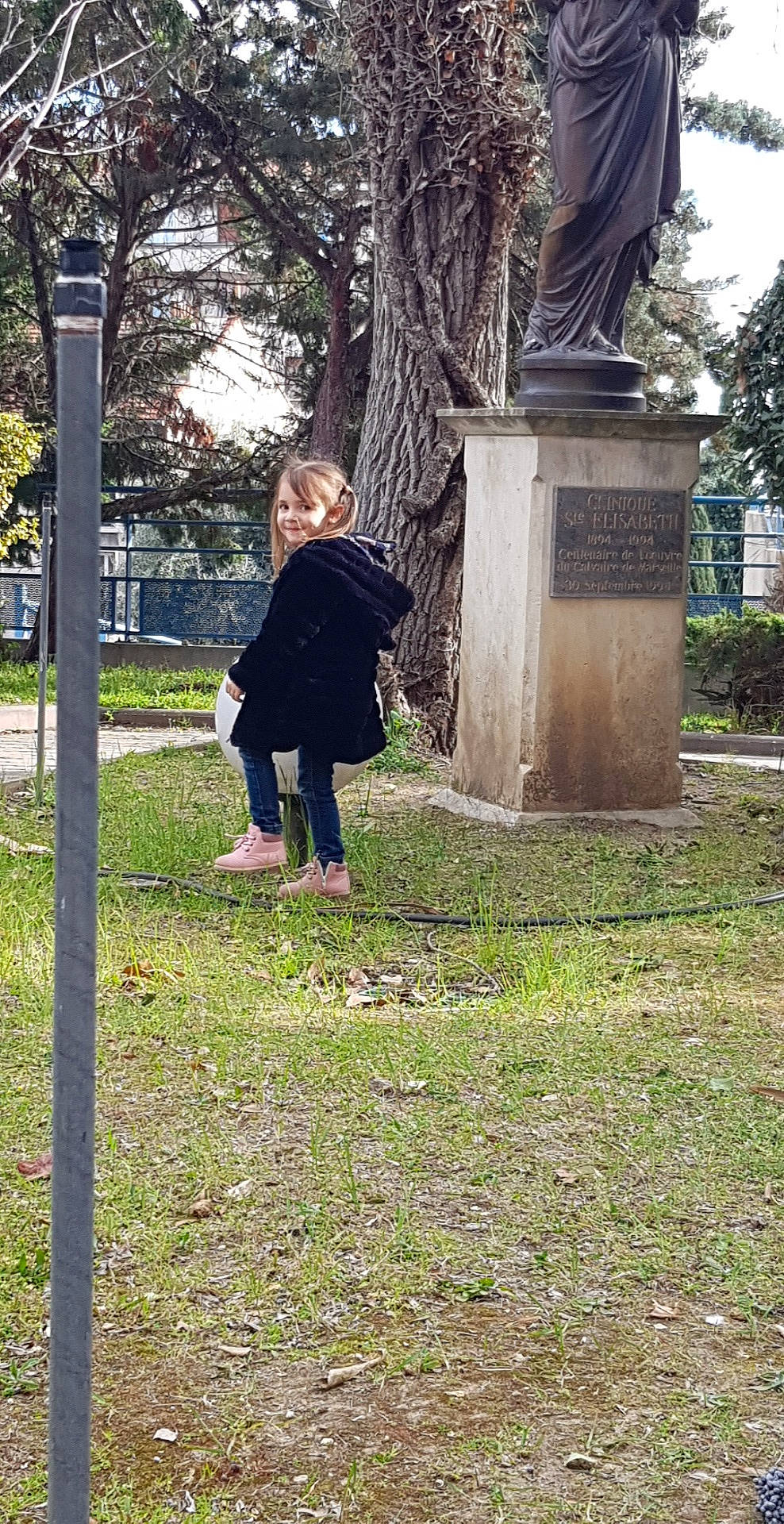 Leyna participe au concours pour gagner de l'argent avec cette photo : branch, grass, joy, long_hair, person, photography, plant, standing, tree