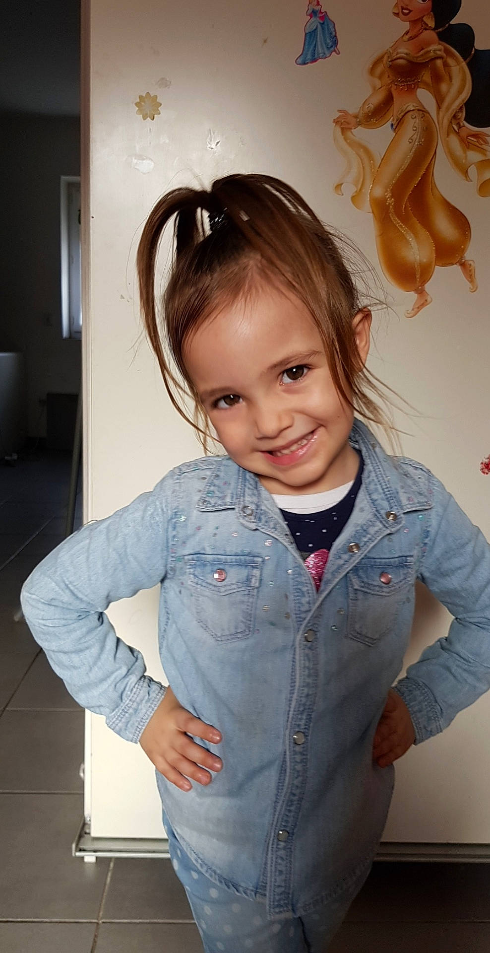 Leyna participe au concours pour gagner de l'argent avec cette photo : blond, brown_hair, cheek, child, child_model, denim, ear, fun, hair, hair_coloring, hairstyle, jacket, jeans, joy, long_hair, outerwear, person, pigtail, smile, standing