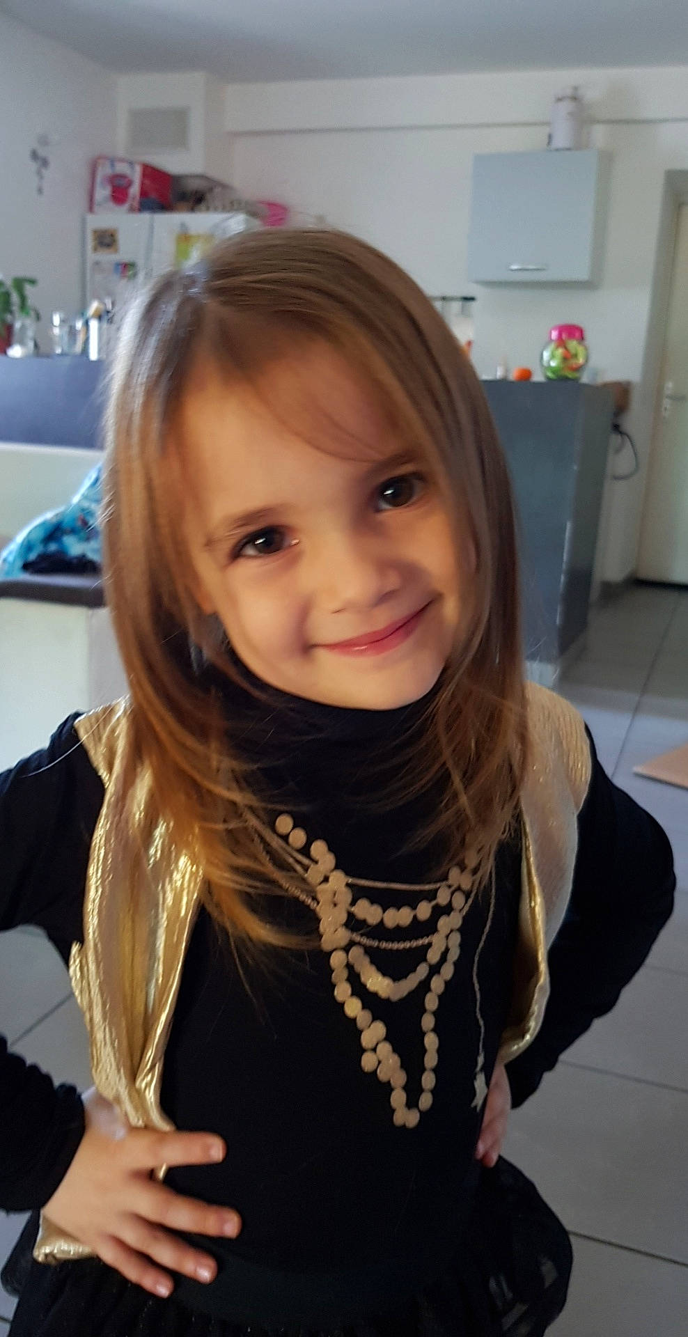 Leyna participe au concours pour gagner de l'argent avec cette photo : bangs, black_hair, blond, brown_hair, child_model, fashion_accessory, feathered_hair, forehead, hair, hair_coloring, hairstyle, joy, layered_hair, long_hair, neck, person, smile