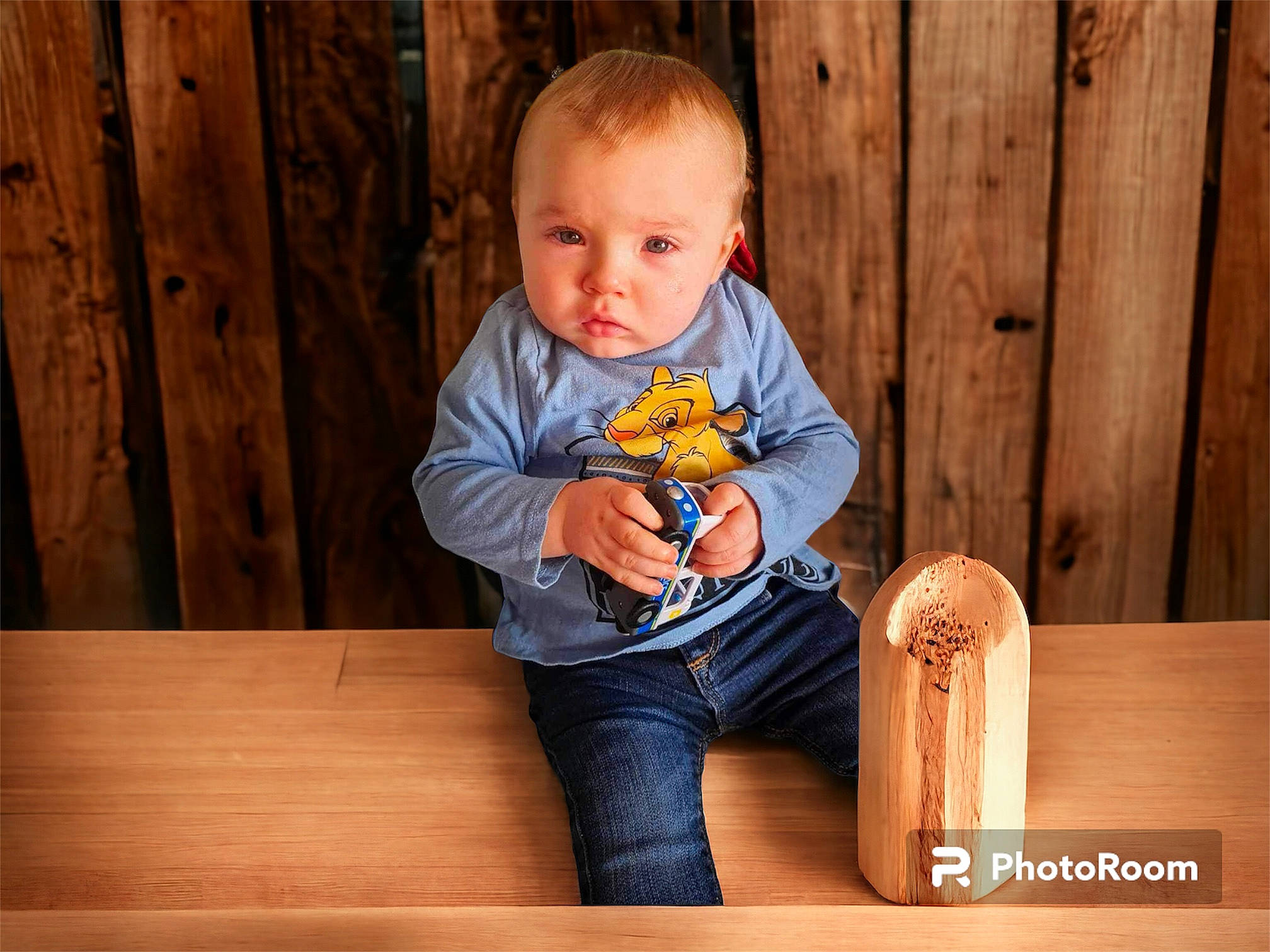 élio a rejoint le concours — aidez-le/la à gagner de superbes lots ! baby_toddler_clothing, chair, cheek, comfort, eye, face, flash_photography, hair, happy, head, human_body, jeans, leisure, person, skin, standing, t_shirt, table, toddler, tree