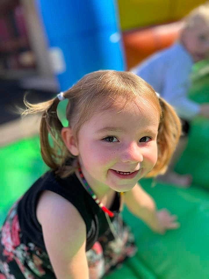 Hélyna participe au concours pour gagner de l'argent avec cette photo : child, competition, competition_event, endurance_sports, entertainment, event, fun, grass, hair_tie, happy, laugh, leisure, party, person, personal_protective_equipment, play, recreation, roller_sport, smile, sports