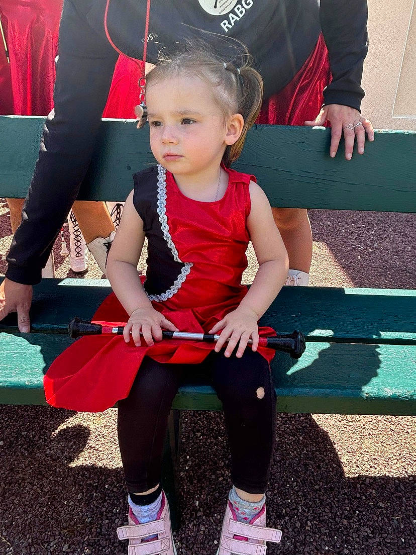 Hélyna a rejoint le concours — aidez-le/la à gagner de superbes lots ! baby_toddler_clothing, child, face, facial_expression, fun, grass, hairstyle, happy, leisure, magenta, person, pink, recreation, red, snapshot, sneakers, sock, sportswear, t_shirt, thigh