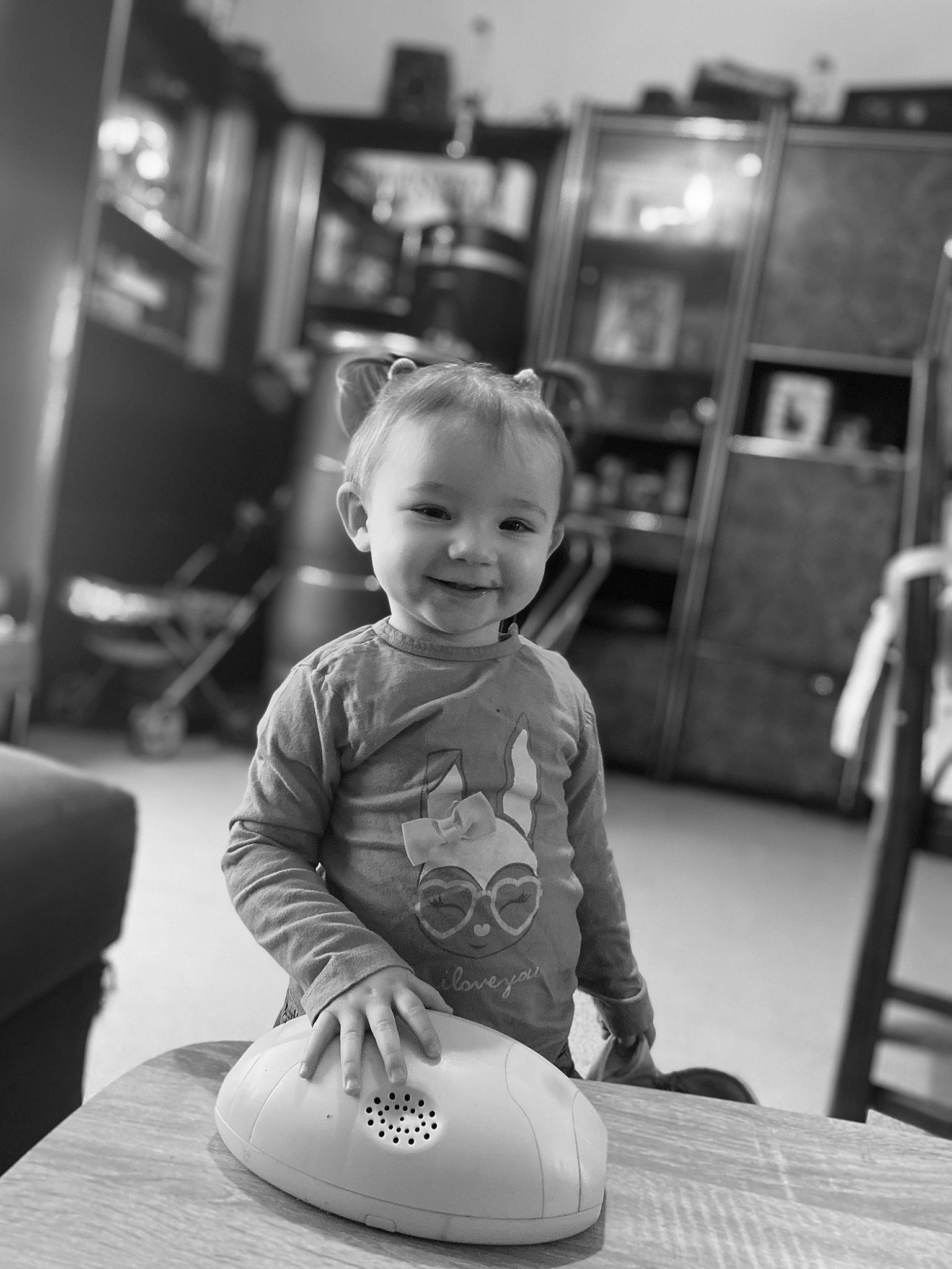 Hélyna participe au concours pour gagner de l'argent avec cette photo : baby, ball, bean_bag_chair, black, black_and_white, bookcase, child, fun, happy, joy, monochrome, monochrome_photography, person, photograph, shelf, sitting, smile, snapshot, standing, style