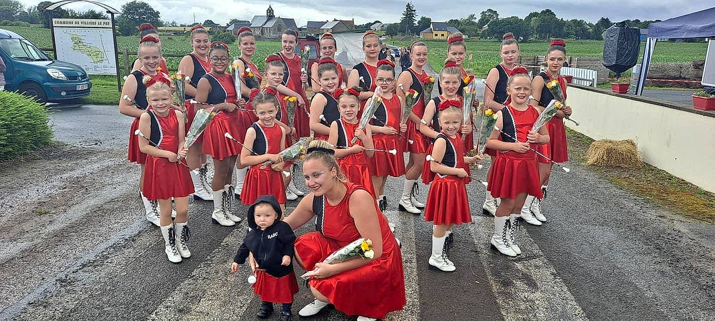 Hélyna a rejoint le concours — aidez-le/la à gagner de superbes lots ! boot, cloud, crew, crowd, dress, entertainment, event, footwear, fun, joy, leisure, musical_instrument, musician, person, pole, recreation, sky, smile, team, tradition