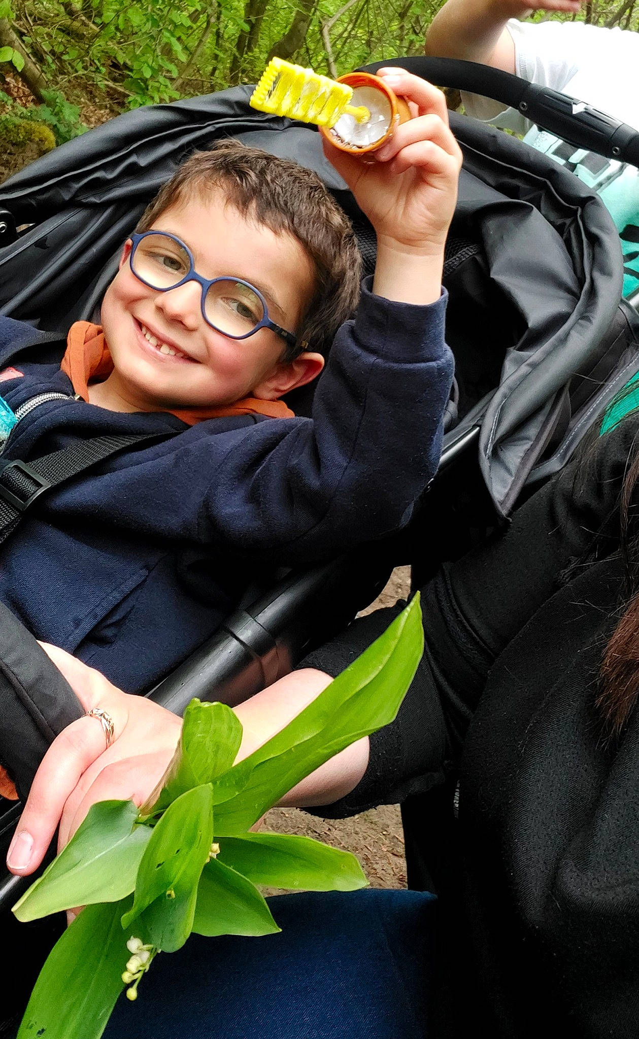 Timothy a rejoint le concours — aidez-le/la à gagner de superbes lots ! child, cool, event, eyewear, facial_expression, fun, gesture, glove, grass, green, happy, joy, leaf, leisure, people_in_nature, person, personal_protective_equipment, plant, recreation, sitting