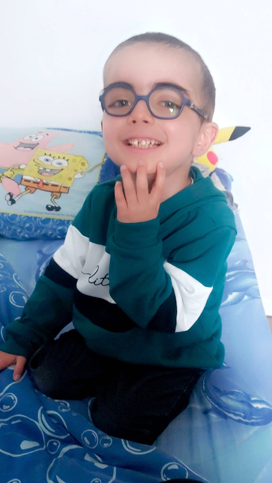 Timothy participe au concours pour gagner de l'argent avec cette photo : child, chin, comfort, cool, elbow, electric_blue, eyewear, face, fun, gesture, glasses, happy, head, joy, leisure, person, sitting, sleeve, smile, t_shirt
