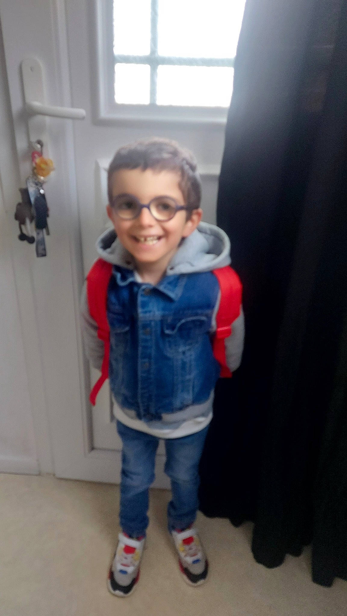 Timothy participe au concours pour gagner de l'argent avec cette photo : baby_toddler_clothing, child, collar, denim, door, electric_blue, flooring, fun, glasses, happy, jeans, joint, joy, person, room, sleeve, smile, standing, t_shirt, toddler