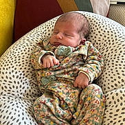 Juliette a rejoint le concours — aidez-le/la à gagner de superbes lots ! baby, newborn, sleeping, cushion, pillow, floral, onesie, indoors, cozy, peaceful, infant, soft, patterned, cute, child, person, resting, comfort, blanket, home