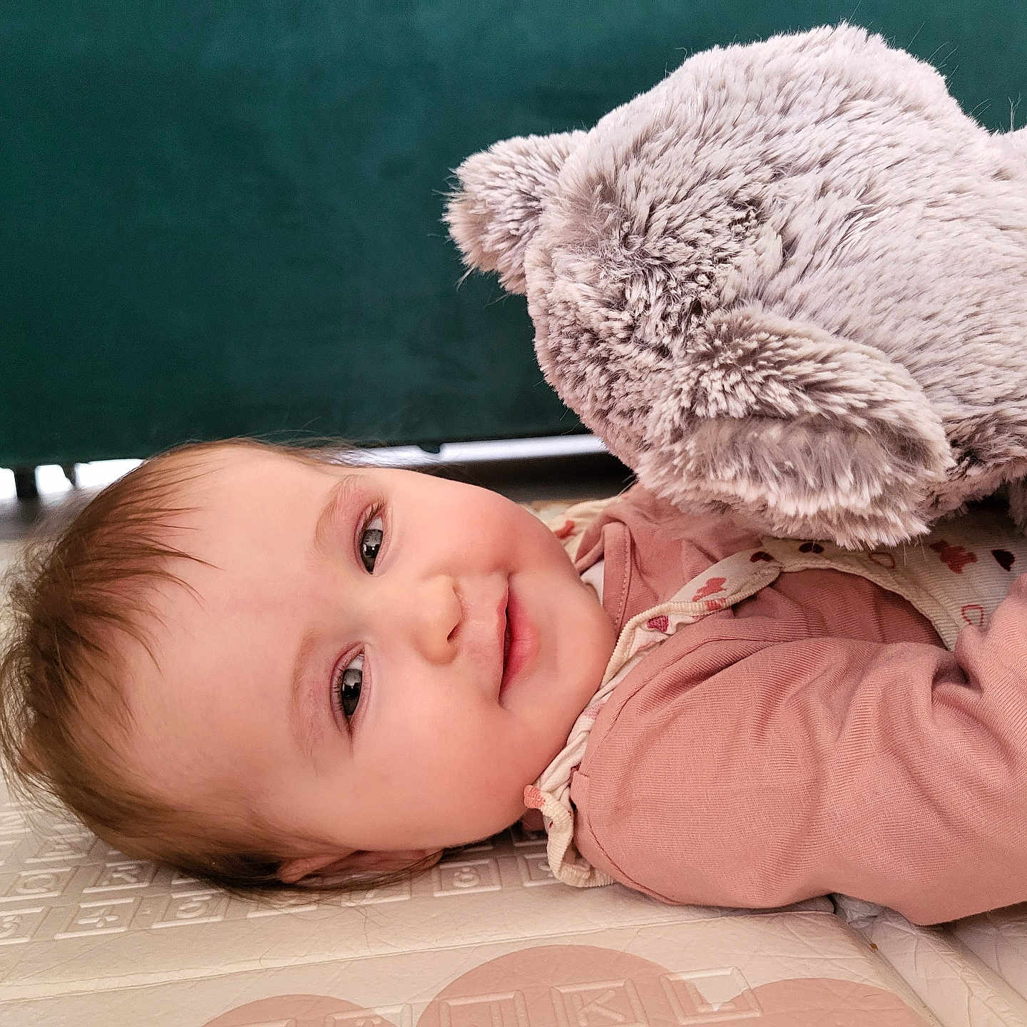 Rose participe au concours pour gagner de l'argent avec cette photo : baby, blackboard, bodypart, bonnet, cap, clothing, couch, cushion, face, finger, furniture, hand, hat, head, homedecor, newborn, person, photography, portrait, toy