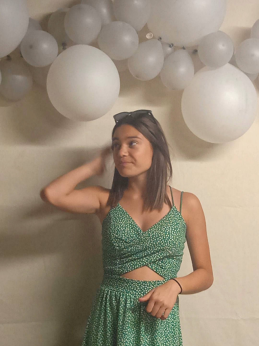 Lilou a rejoint le concours — aidez-le/la à gagner de superbes lots ! arm, balloon, day_dress, dress, fashion, fashion_design, flash_photography, fun, gesture, hair, happy, head, human_body, joint, joy, light, one_piece_garment, person, photograph, shoulder