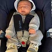 Liham participe au concours pour gagner de l'argent avec cette photo : baby, sleeping, car_seat, hoodie, gray_clothing, sneakers, infant, child, straps, safety_harness, cute, peaceful, indoor, closeup, person, footwear, seat, rest, young_child, nap